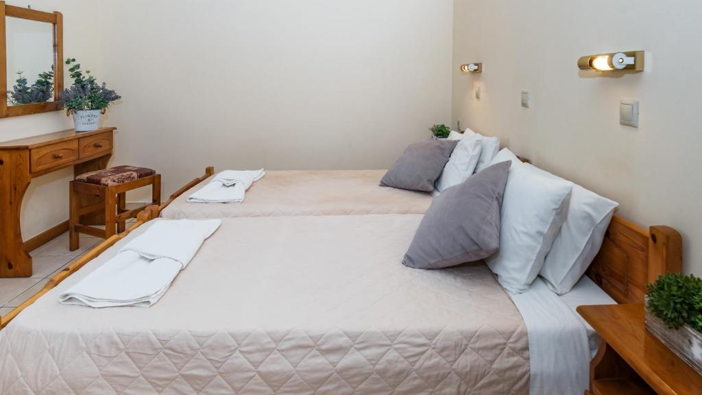 Spiros Apartments room 4